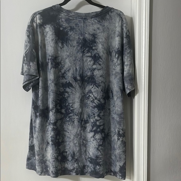 Lululemon Men's Gray Tie-Dye Shirt - Picture 2 of 5
